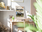 Load image into Gallery viewer, Holdfoto | Germany fodboldplakat 2024-2025 med spillere i hvid-sorte trøjer – stilrent design til alle Tyskland-fans.
