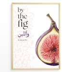 Load image into Gallery viewer, Figen plakat med botanisk illustration og engelsk samt arabisk typografi inspireret af Koranens frugter
