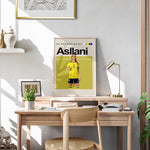 Load image into Gallery viewer, Kosovare Asllani plakat | Svensk landsholdstrøje i gult og blåt med stærk attitude og præstationer – perfekt til fans af kvindefodbold og Sverige
