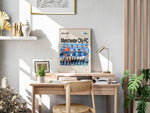 Load image into Gallery viewer, Manchester City FC holdfoto plakat | Spillerne står i lyseblå hjemmebanetrøjer 2024-2025 med intense udtryk og holdskjold.
