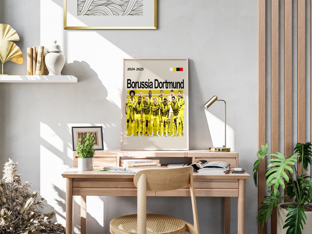 Holdfoto | Borussia Dortmund fodboldplakat 2024-2025 med hele holdet i gul-sort hjemmebanesæt – ikonisk look til fans af den tyske traditionsklub.