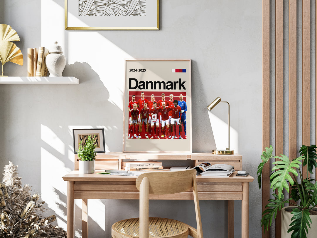 Holdfoto | Danmark landshold fodboldplakat 2024-2025 i klassiske røde trøjer – perfekt til fans af det danske nationalteam.