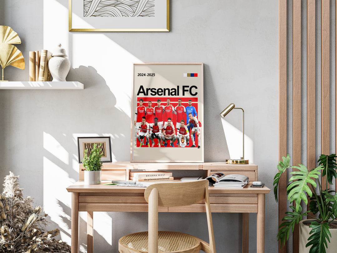 Holdfoto | Arsenal FC fodboldplakat 2024-2025 med holdopstilling i rød og hvid trøje – perfekt gave til enhver Arsenal-fan.