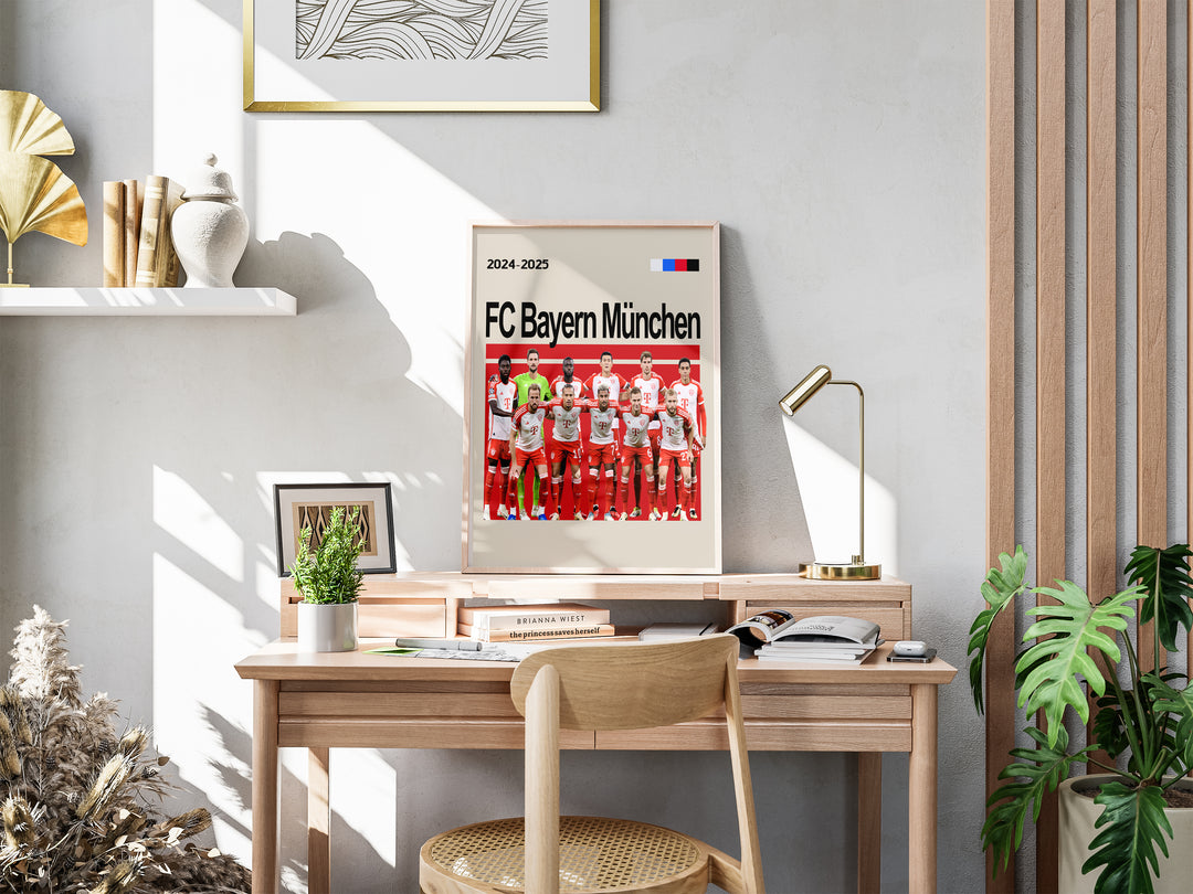 Holdfoto | FC Bayern München fodboldplakat 2024-2025 med hele truppen i hvid-røde trøjer – et stilrent valg til væggen hos enhver Bayern-fan.