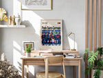 Load image into Gallery viewer, Paris Saint-Germain holdfoto plakat | PSG 2024-2025 i mørkeblå hjemmebanetrøjer med røde og hvide striber og spillere i klar formation.
