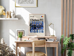Load image into Gallery viewer, Holdfoto | Chelsea FC fodboldplakat 2024-2025 med hele truppen i blå trøjer – ideel vægdekoration til fans af Chelsea og engelsk fodbold.
