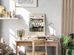 Load image into Gallery viewer, Holdfoto | Germany fodboldplakat 2024-2025 med spillere i hvid-sorte trøjer – stilrent design til alle Tyskland-fans.
