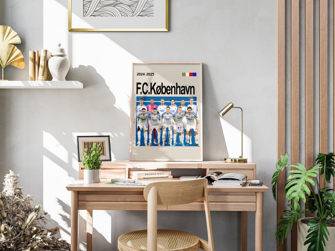 Holdfoto | F.C. København fodboldplakat 2024-2025 med spillere i hvid-blå trøjer – stilren hyldest til Danmarks topklub.