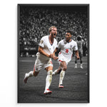Load image into Gallery viewer, Harry Kane og Jude Bellingham plakat i Englands landsholdstrøjer med moderne sort-hvid baggrund

