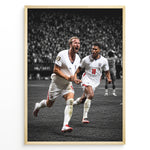 Load image into Gallery viewer, Harry Kane og Jude Bellingham plakat i Englands landsholdstrøjer med moderne sort-hvid baggrund
