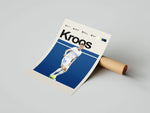 Load image into Gallery viewer, Toni Kroos fodbold plakater | Real Madrid-stjerne i hvid hjemmebanetrøje, klar til at aflevere bolden. Minimalistisk design.

