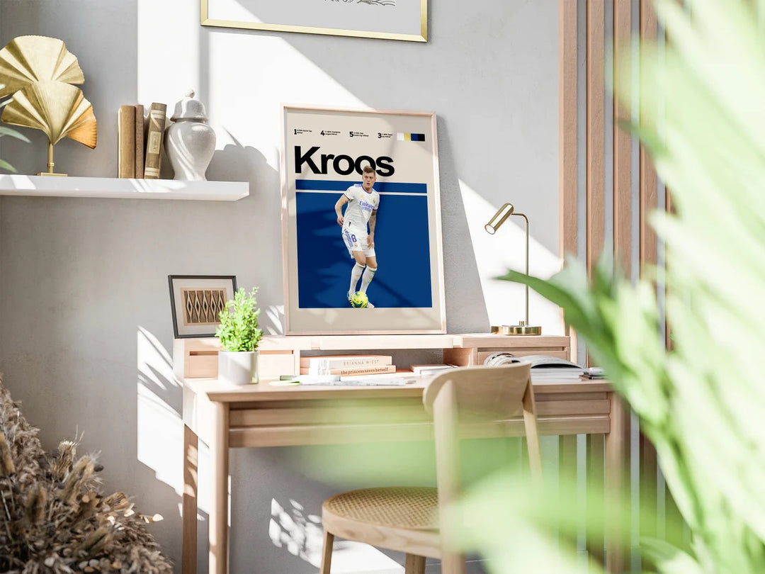 Toni Kroos fodbold plakater | Real Madrid-stjerne i hvid hjemmebanetrøje, klar til at aflevere bolden. Minimalistisk design.