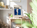 Load image into Gallery viewer, Toni Kroos fodbold plakater | Real Madrid-stjerne i hvid hjemmebanetrøje, klar til at aflevere bolden. Minimalistisk design.
