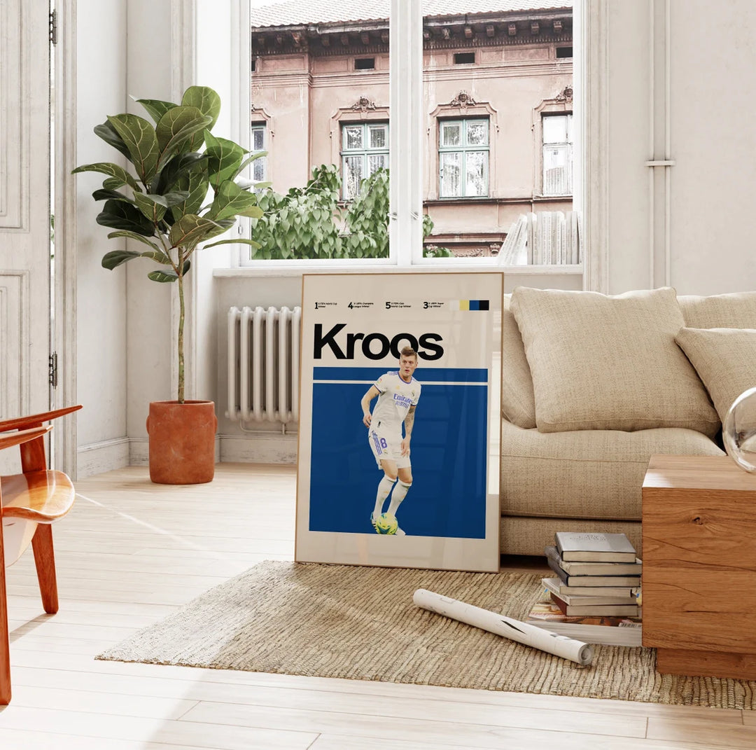Toni Kroos fodbold plakater | Real Madrid-stjerne i hvid hjemmebanetrøje, klar til at aflevere bolden. Minimalistisk design.
