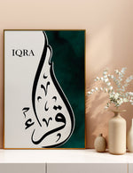 Load image into Gallery viewer, Iqraa calligraphy med grøn og beige baggrund | Islamisk plakater | Plakaty.dk 
