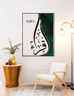 Load image into Gallery viewer, Iqraa calligraphy med grøn og beige baggrund | Islamisk plakater | Plakaty.dk 
