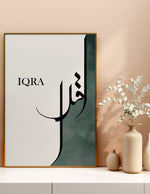 Load image into Gallery viewer, Iqraa calligraphy med grøn og hvid baggrund | Islamisk plakater | Plakaty.dk 
