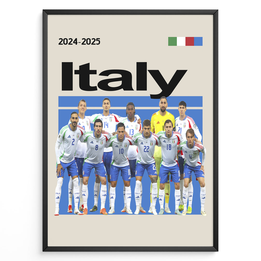 Holdfoto | Italy fodboldplakat 2024-2025 med italienske spillere i hvide og blå trøjer – elegant design til fans af Italien.