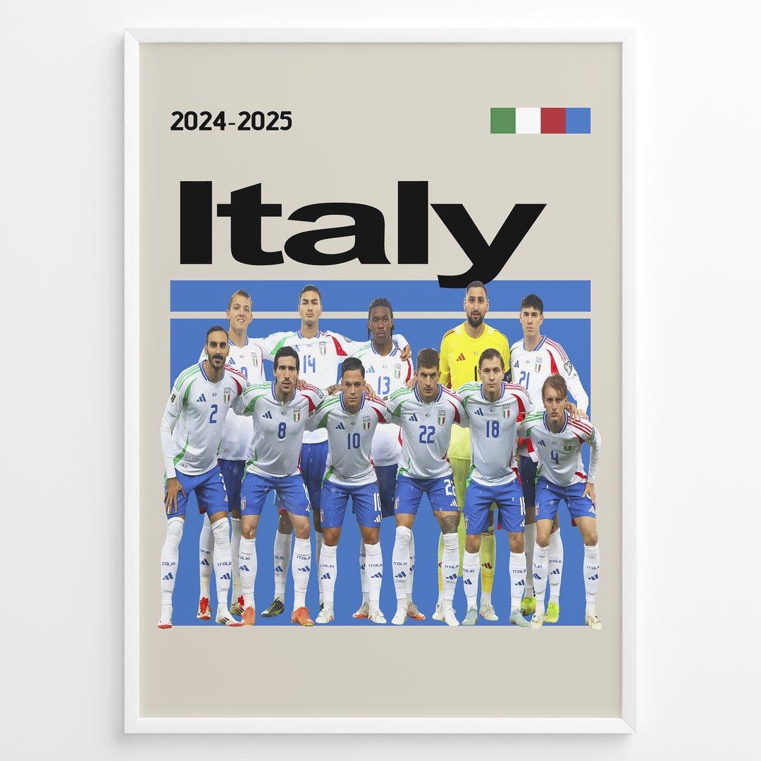 Holdfoto | Italy fodboldplakat 2024-2025 med italienske spillere i hvide og blå trøjer – elegant design til fans af Italien.