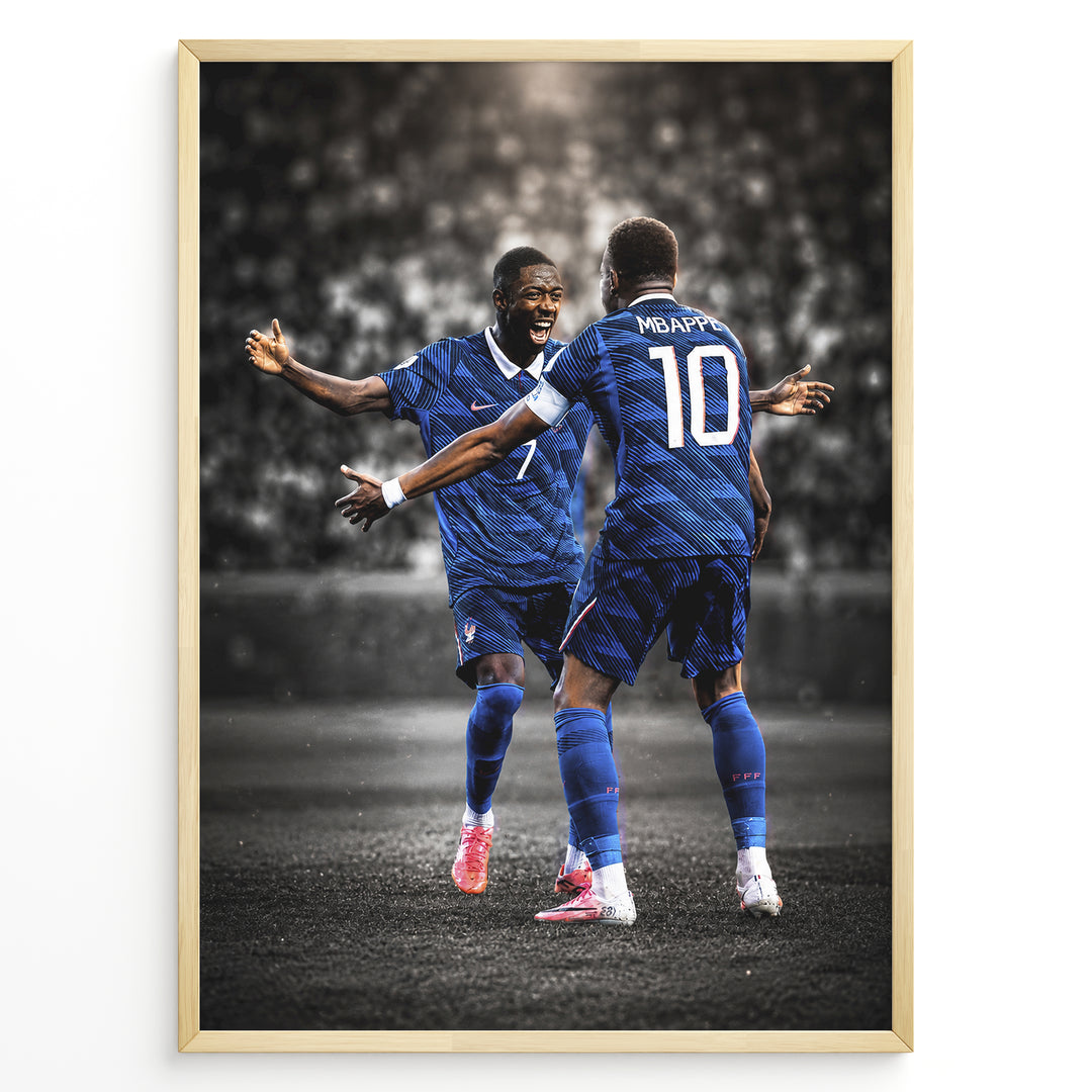 Kylian Mbappé og Ousmane Dembélé plakat i Frankrigs landsholdstrøjer med moderne sort-hvid baggrund