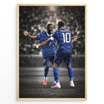 Load image into Gallery viewer, Kylian Mbappé og Ousmane Dembélé plakat i Frankrigs landsholdstrøjer med moderne sort-hvid baggrund
