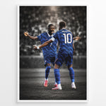 Load image into Gallery viewer, Kylian Mbappé og Ousmane Dembélé plakat i Frankrigs landsholdstrøjer med moderne sort-hvid baggrund
