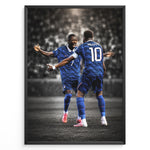 Load image into Gallery viewer, Kylian Mbappé og Ousmane Dembélé plakat i Frankrigs landsholdstrøjer med moderne sort-hvid baggrund
