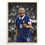 Load image into Gallery viewer, Kylian Mbappé plakat i Frankrigs landsholdstrøje med moderne sort-hvid baggrund og blå detaljer
