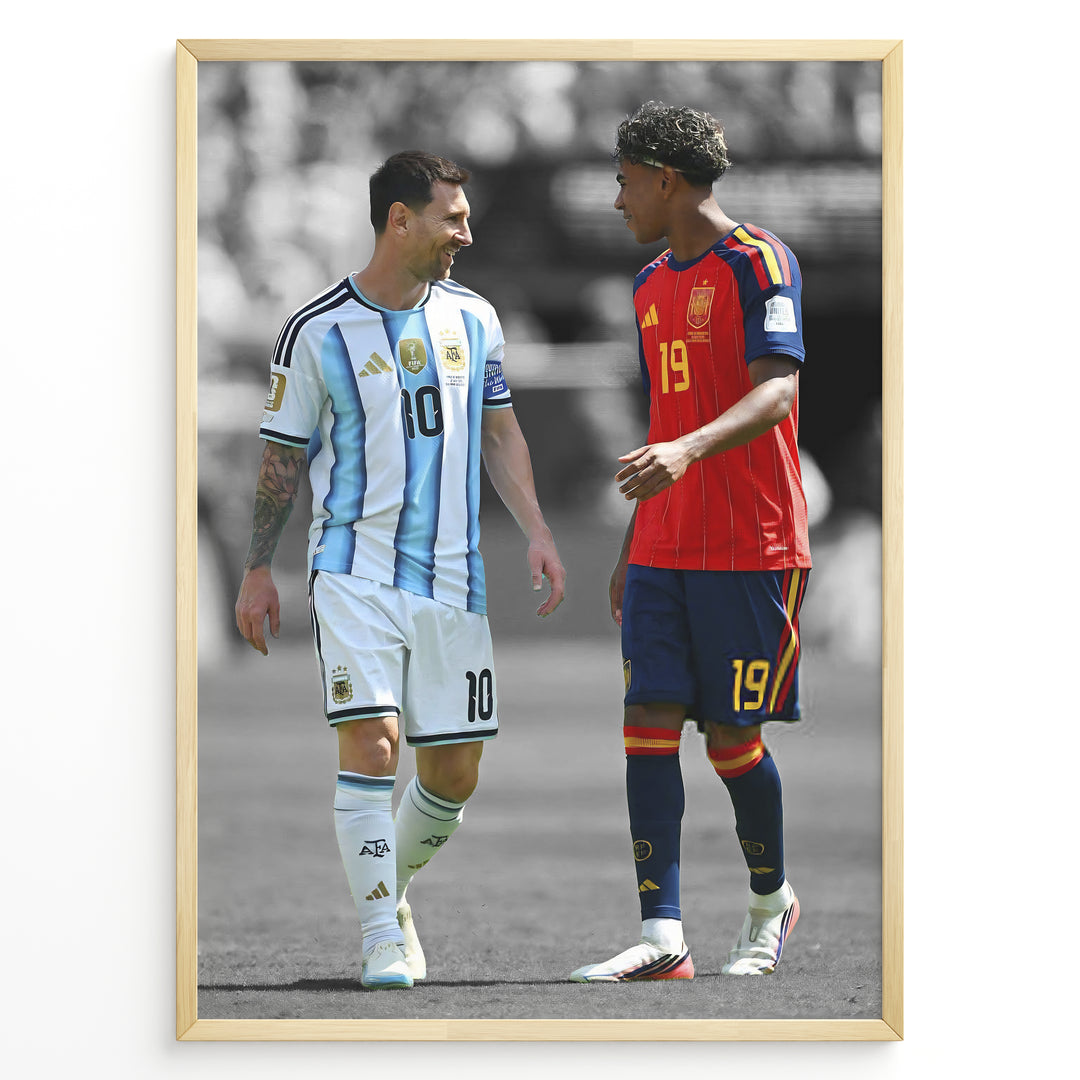 Lionel Messi og Lamine Yamal plakat i Argentina og Spaniens landsholdstrøjer med moderne sort-hvid baggrund