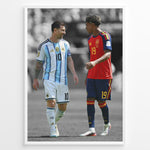 Load image into Gallery viewer, Lionel Messi og Lamine Yamal plakat i Argentina og Spaniens landsholdstrøjer med moderne sort-hvid baggrund
