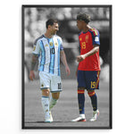 Load image into Gallery viewer, Lionel Messi og Lamine Yamal plakat i Argentina og Spaniens landsholdstrøjer med moderne sort-hvid baggrund
