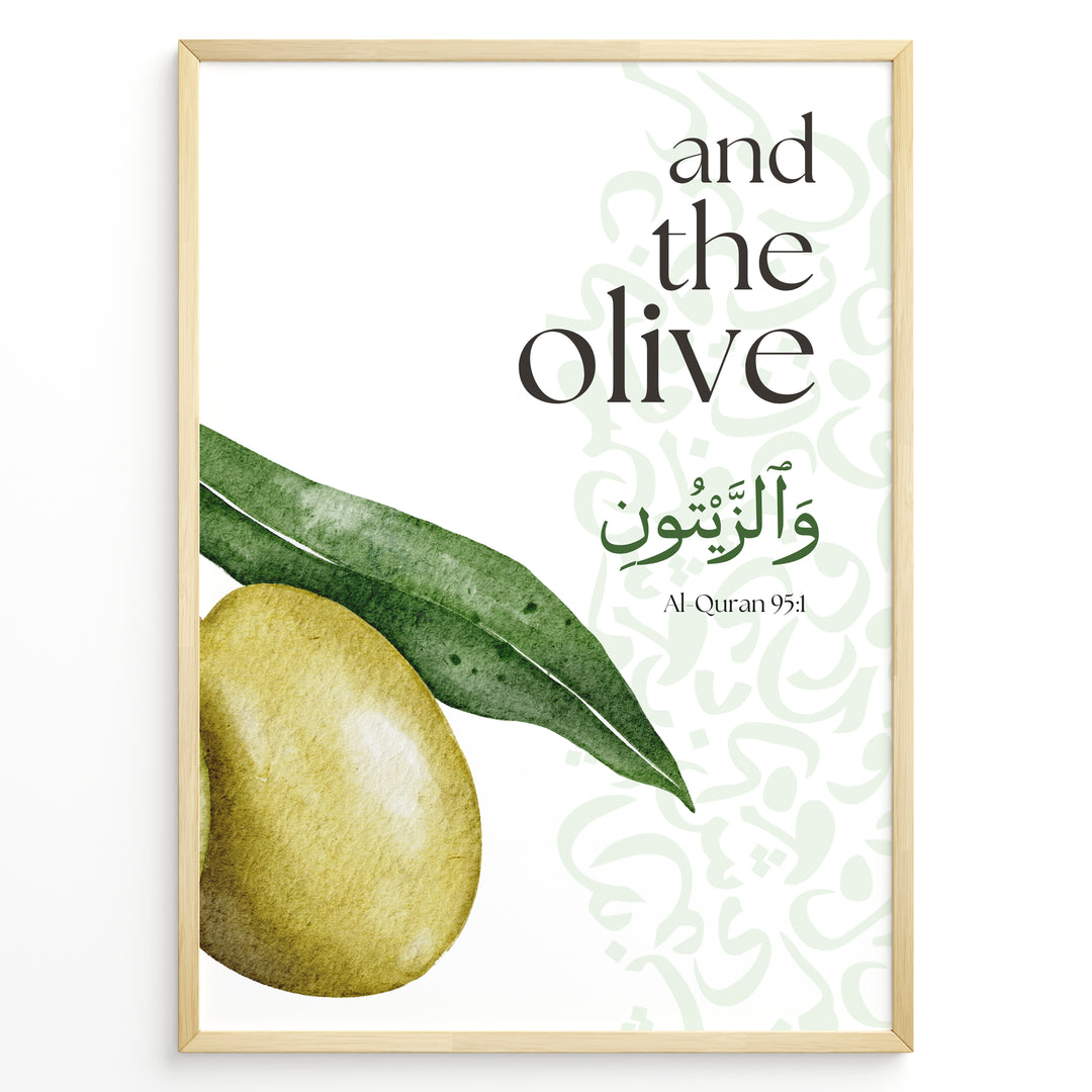 Oliven plakat med botanisk illustration og engelsk samt arabisk typografi inspireret af Koranens frugter