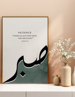 Load image into Gallery viewer, Sabr calligraphy med grøn og hvid baggrund | Islamisk plakater | Plakaty.dk 
