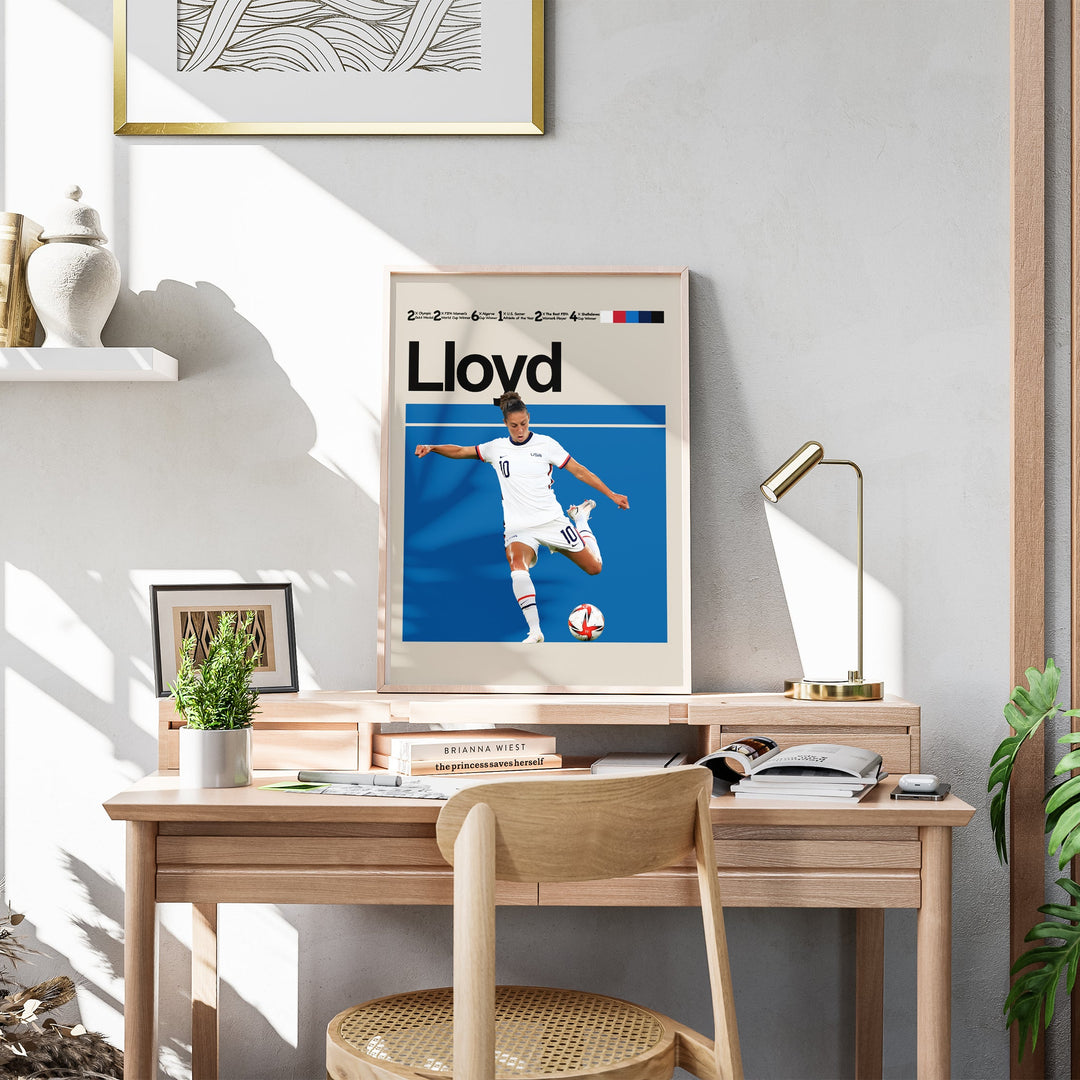 Carli Lloyd Kvinde fodbold plakater | USA landsholdstrøje i hvid med kraftfuldt spark – perfekt til fans af kvindefodbold og amerikansk dominans